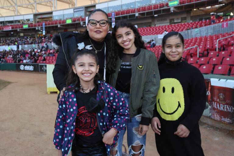 Scarleth I, Reina Infantil del Carnaval de Mazatlán 2022, recibe su corona