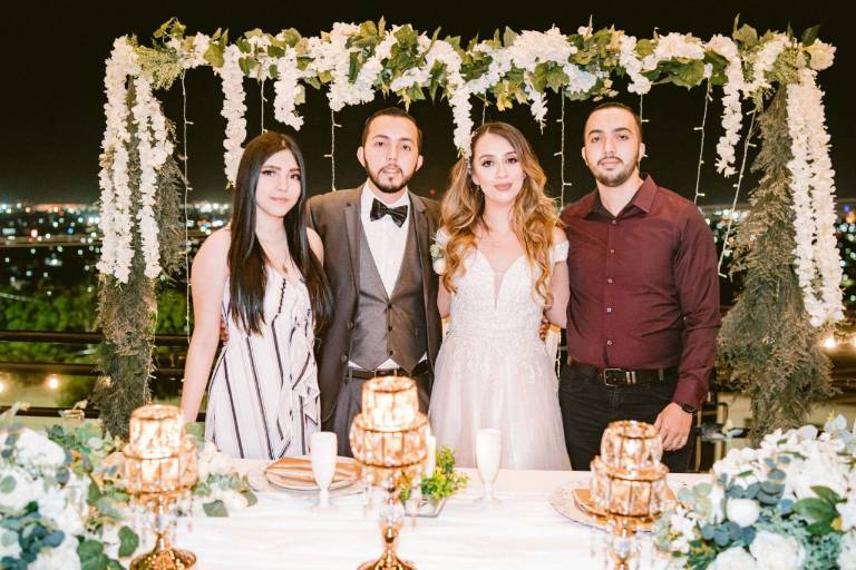 Frida y Alonso forman la familia Beltrán Castro