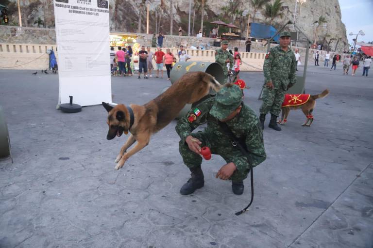 Realiza Ejército Mexicano Exposición Militar en la Glorieta Sánchez Taboada, en Mazatlán