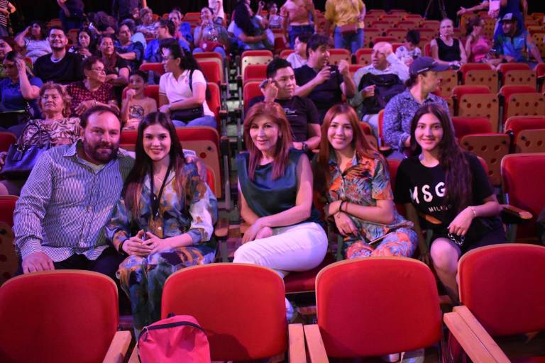 Vibra el público con el espectáculo ‘Sinaloa, tierra fértil de danzantes’