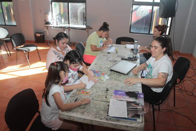 Realiza Melissa Gómez taller Expresivo de Collage Artístico