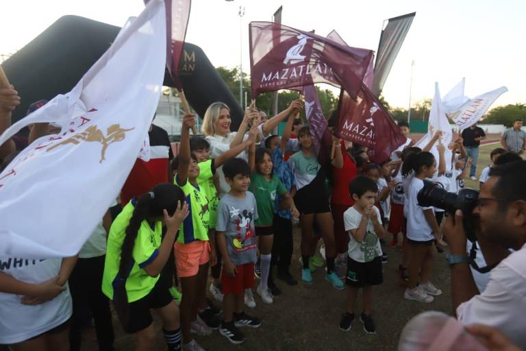 Dan banderazo de inicio de obra de techumbre, en Unidad Juárez de Mazatlán