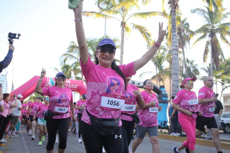 Multitudinaria asistencia forma parte de la Carrera Rosa, en Mazatlán