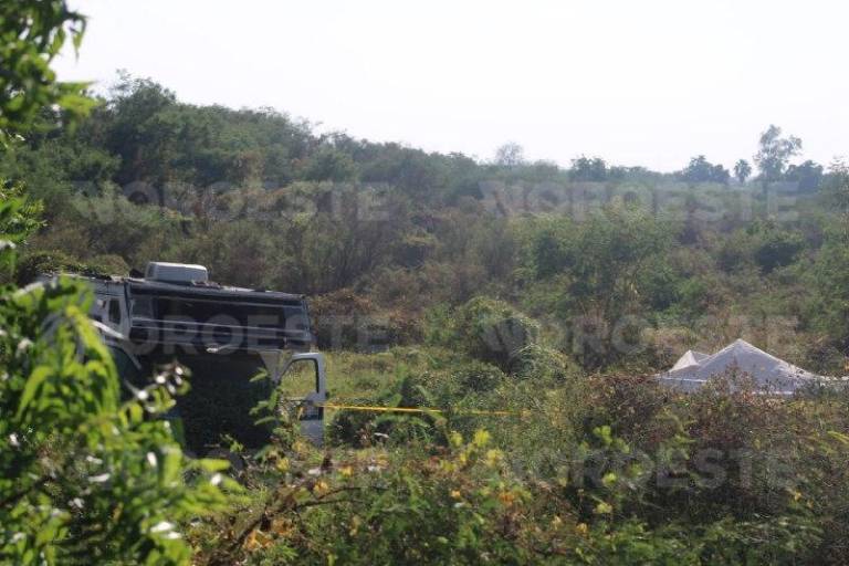 Peritos de la FGE procesaron la zona donde buscadoras localizaron restos humanos en Culiacán.