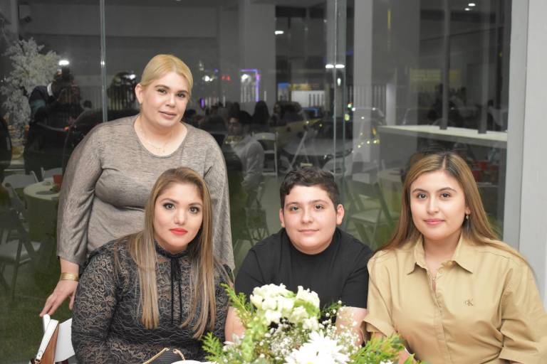 Despiden Alegría Peña y Manuel de Jesús Serrano su soltería