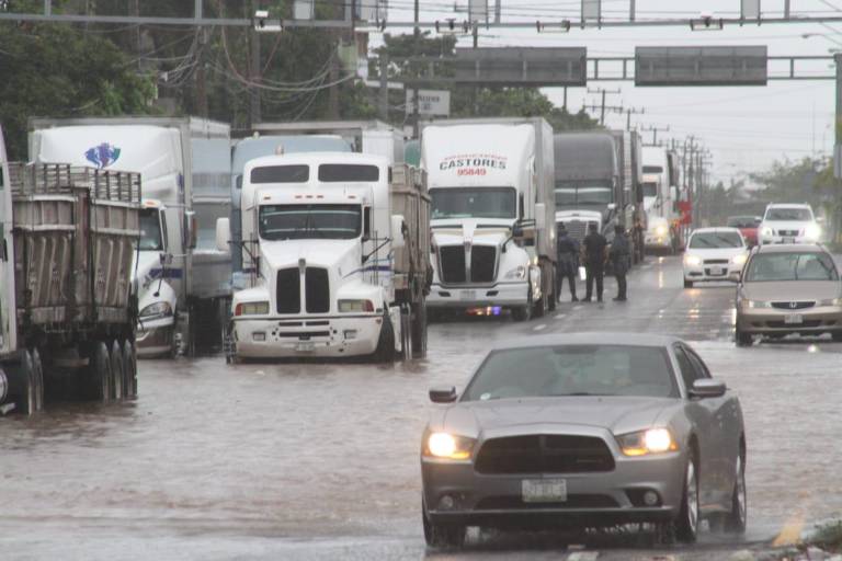 Salida norte de Mazatlán, saturada por cierre de autopista a Culiacán