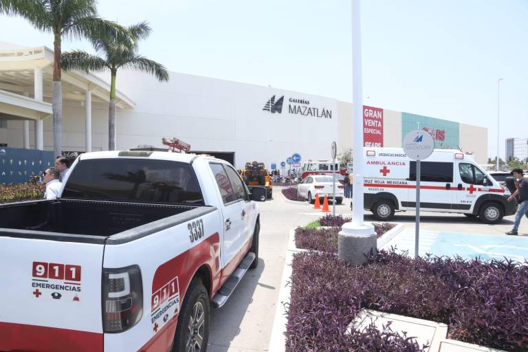 Evacuan Galerías Mazatlán tras incendio en área de comida
