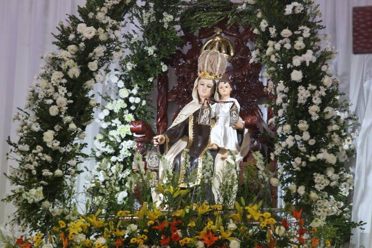 Feligreses celebran a la Virgen del Carmen