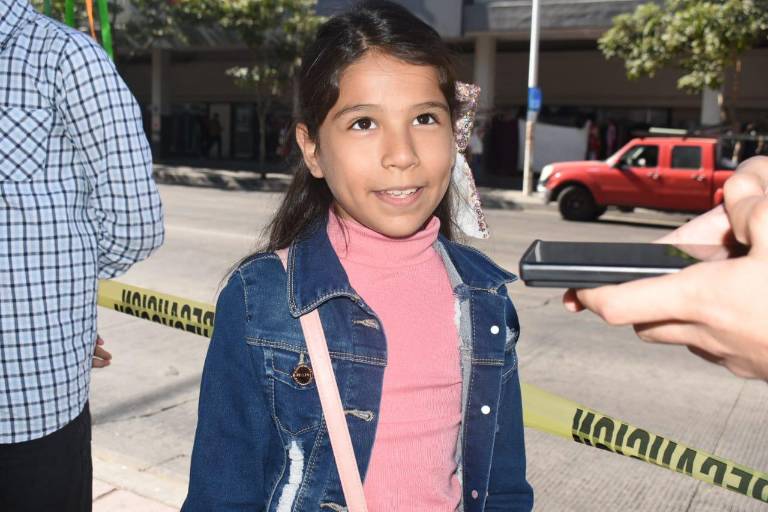 Leslie juega con sus amigas a las princesas, y de grande quiere ser maestra