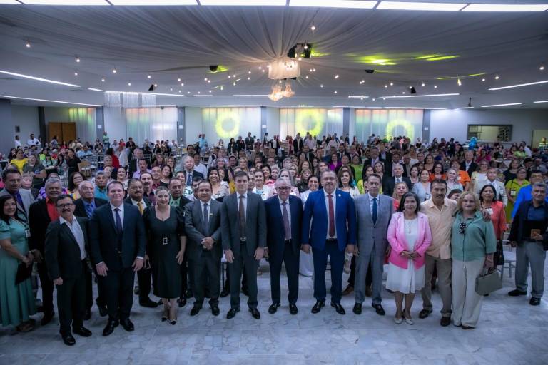 Reconocen a maestros por 40 años de servicio