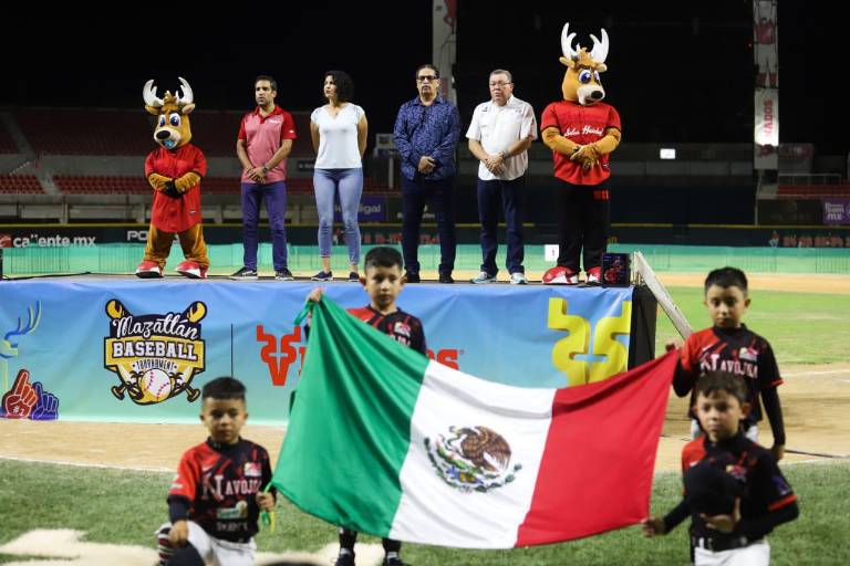 Entre fuegos artificiales y un ambiente de fiesta inauguran el Mazatlán Baseball Tournament