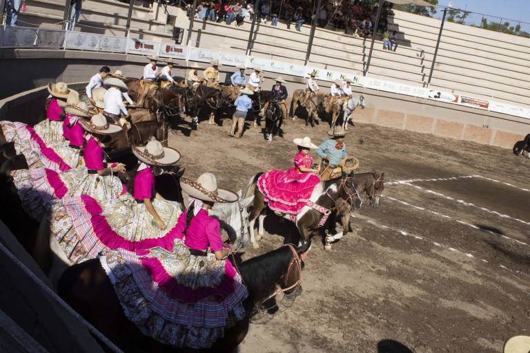 Disfrutan Charreada con causa en apoyo a mujeres con Cáncer de mama