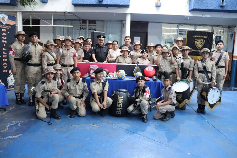 ¡Honor a los campeones! Entregan material deportivo al Colegio Militarizado