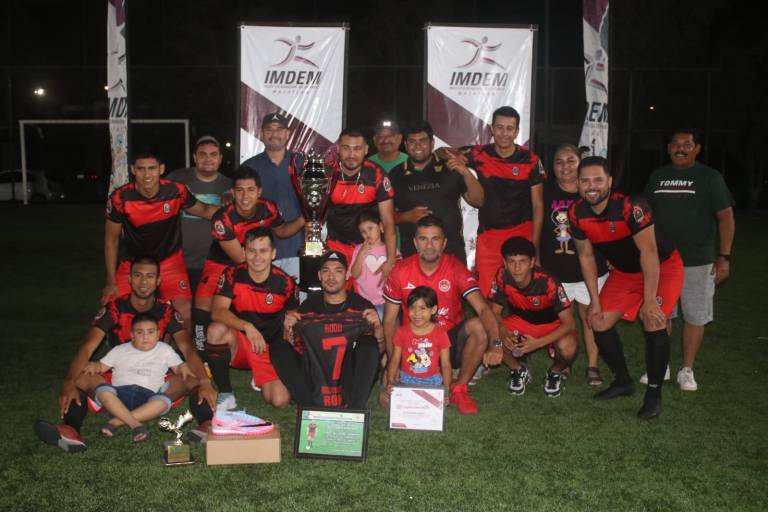 Echeverría Romay es tricampeón en la Liga de Futbol Esmeralda