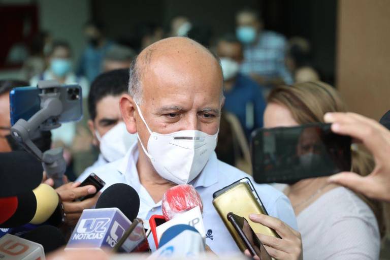 Hay medicamentos para un año, afirma el director del Insabi en gira por Culiacán