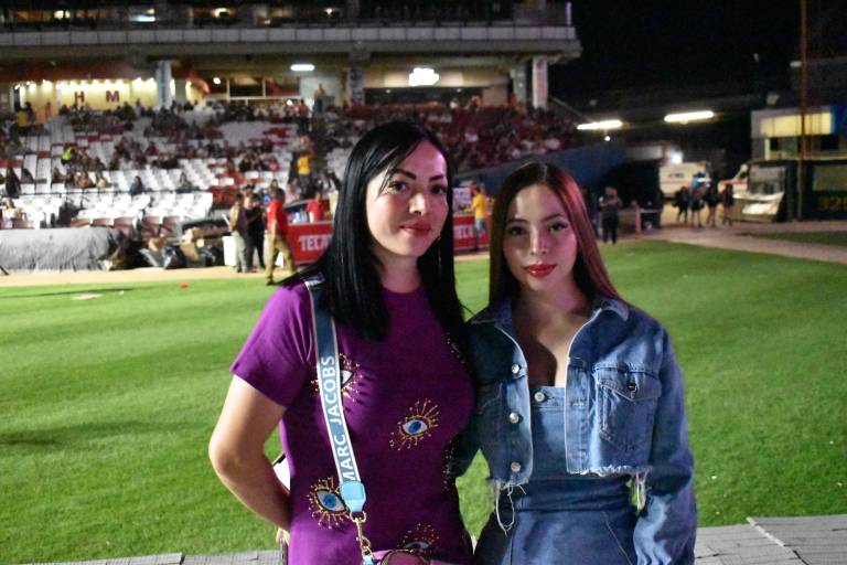 Disfrutan culiacanenses el espectáculo de Carin León en el Estadio de Los Tomateros