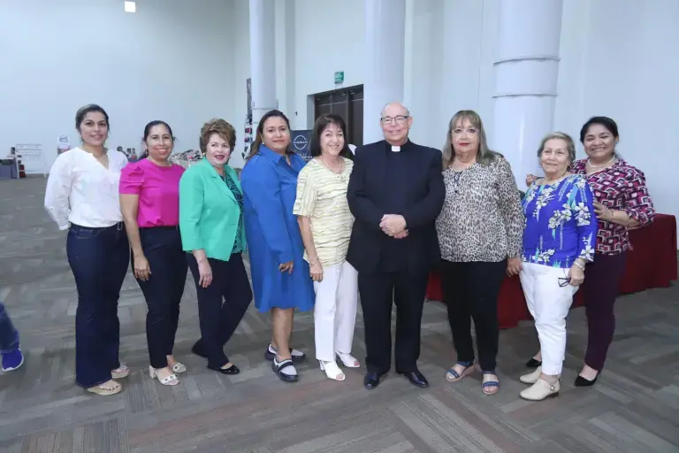 $!El Padre Horacio Hernández de la Torre entre algunas de las damas que son integrantes del comité organizador del evento.