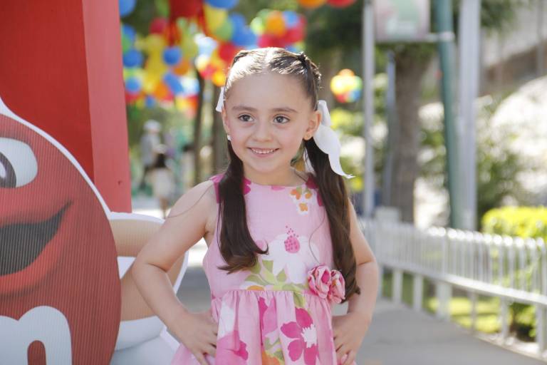 Ríen, juegan y bailan niños del Senda en su día