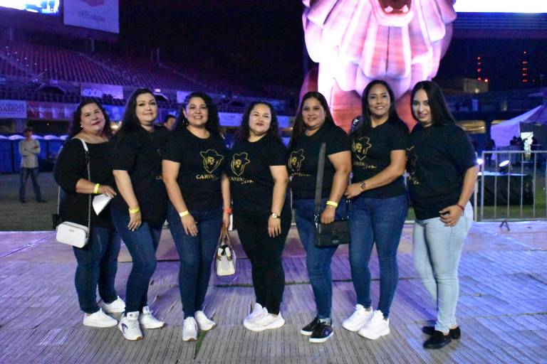 Disfrutan culiacanenses el espectáculo de Carin León en el Estadio de Los Tomateros