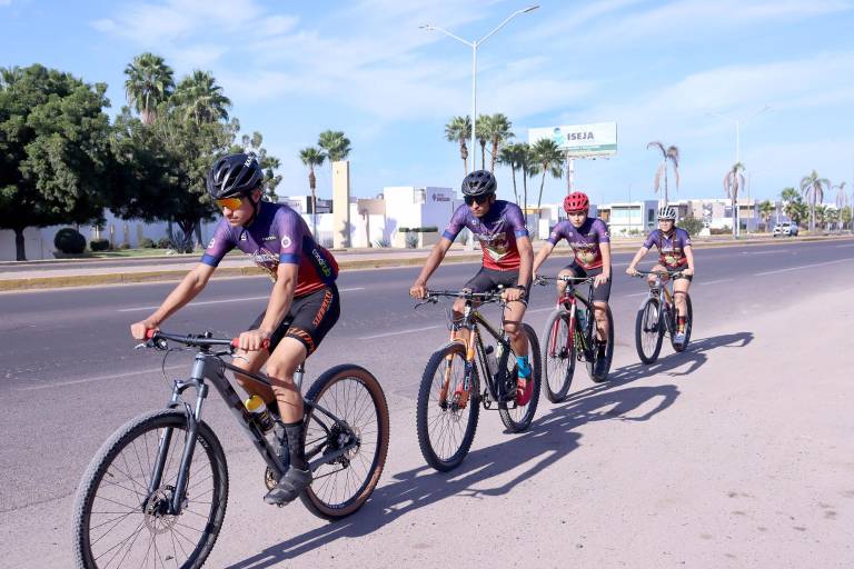 Equipo de ciclismo MTB de Águilas UAS, listo para su competencia en El Fuerte