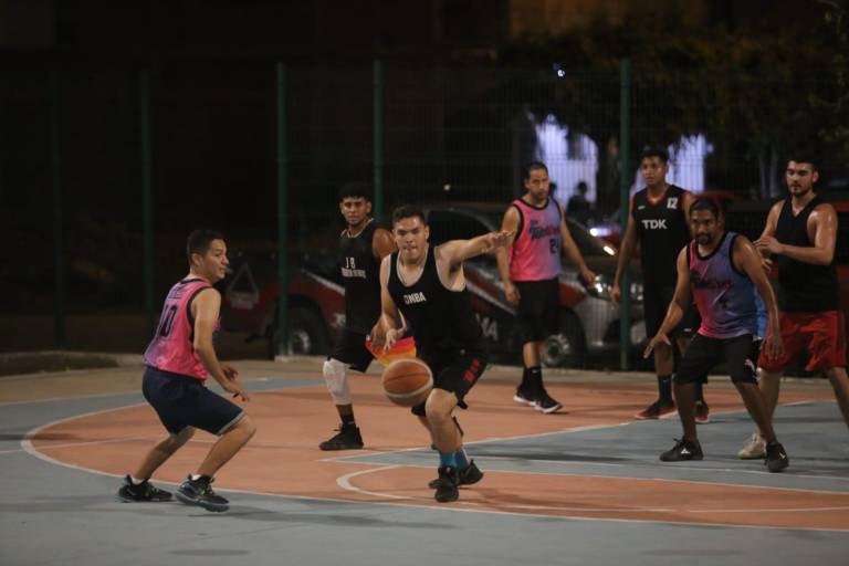 Halcones vuelan alto en la Liga Burócrata de baloncesto