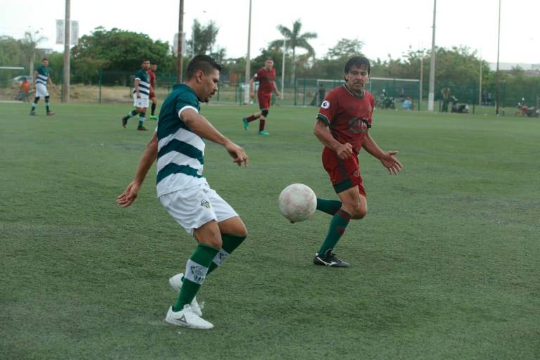 Sorprenden a Sonido Zeuss-Servigrúas en la Liga Superveteranos