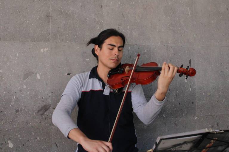 Jesús Ernesto disfruta tocar el violín porque le gusta la reacción que tienen las personas