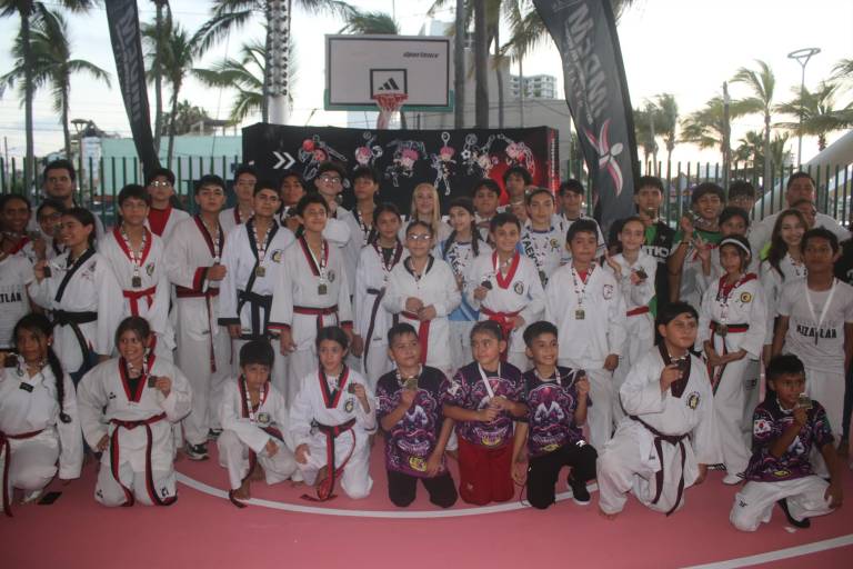 Muestran su poder más de 130 taekwondoínes en el Selectivo Municipal