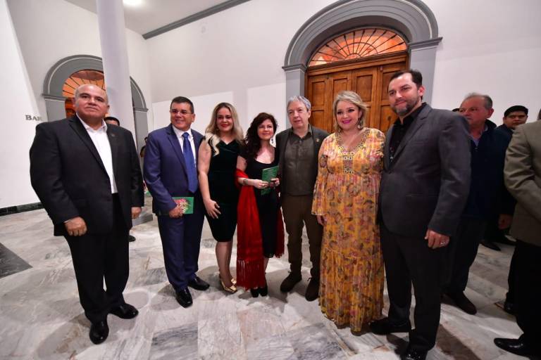 Recibe David Toscana el Premio Mazatlán de Literatura 2023 en el TAP