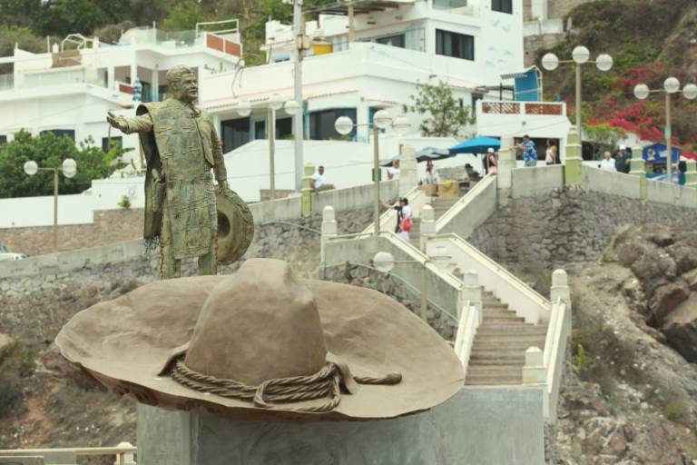 Estatua de José Alfredo Jiménez ahora adorna el mirador del corazón en Mazatlán