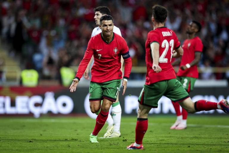 Cristiano Ronaldo luce con doblete ante Irlanda