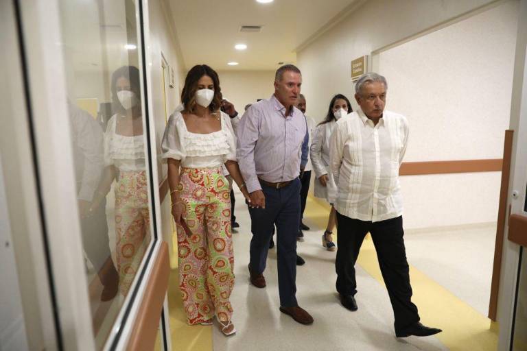 AMLO supervisa obra en el Hospital Pediátrico de Sinaloa; no hay fecha de apertura pero será por etapas