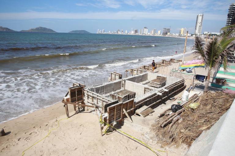 Demuelen parte de cimentación de palapa en playa de Mazatlán que se ha excedido de concesión