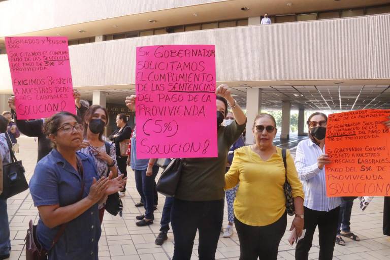 Jubilados y pensionados de Gobierno exigen pagos de fondo de vivienda, en Culiacán