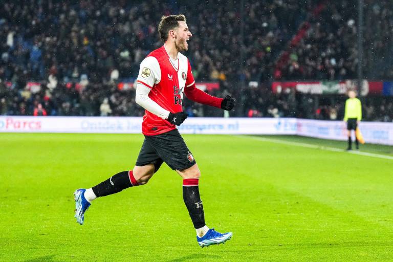 Santiago Giménez da triunfo al Feyenoord ante el Volendam