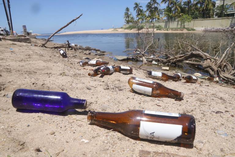 Tiran todo tipo de basura en el Estero del Yugo, en Mazatlán