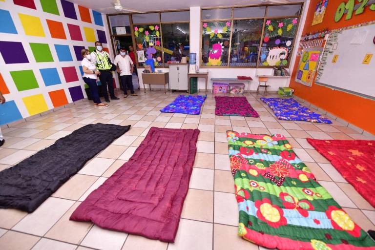 Llegan familias a albergue del ICO en Mazatlán, ante amenaza de ‘Orlene’