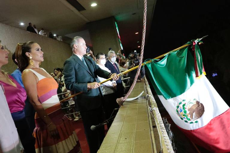 Deja Quirino su marca en el Grito de Independencia; grita ‘Puro Sinaloa’ al final de la ceremonia