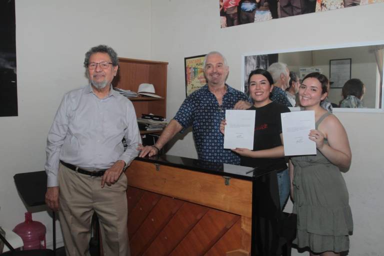 Entrega el Colegio de Sinaloa becas a jóvenes cantantes