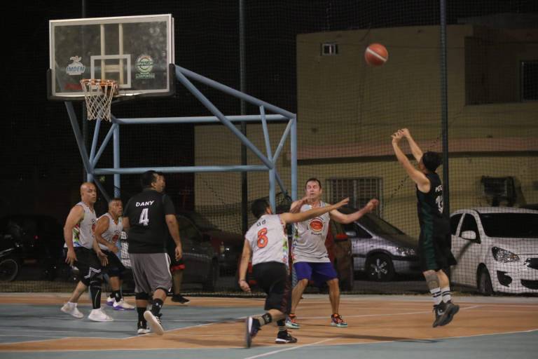 Mariscos El Güero sale con la mejor parte en Torneo Veteranos