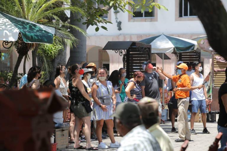 Mientras exista la pandemia en el mundo, hay riesgo de una tercera ola de incremento de casos de Covid-19: Encinas