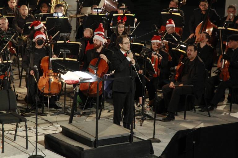 Disfrutan familias concierto navideño con la OSSLA