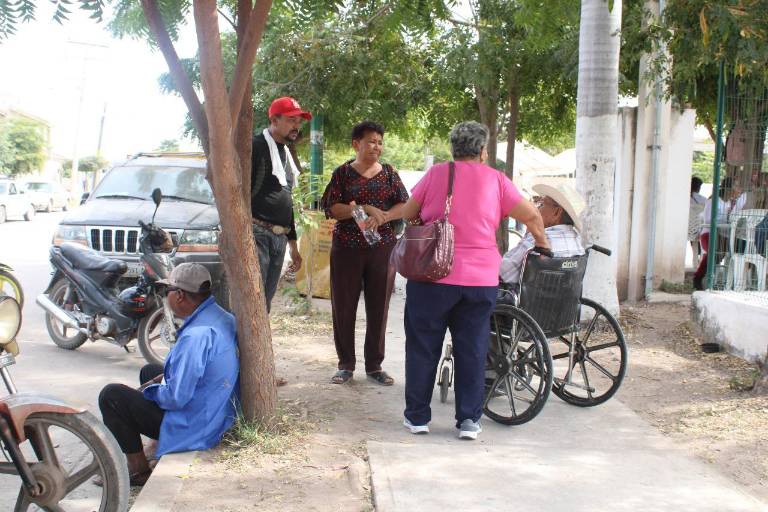 Adultos mayores esperan por horas en Escuinapa para cobrar la pensión del Bienestar