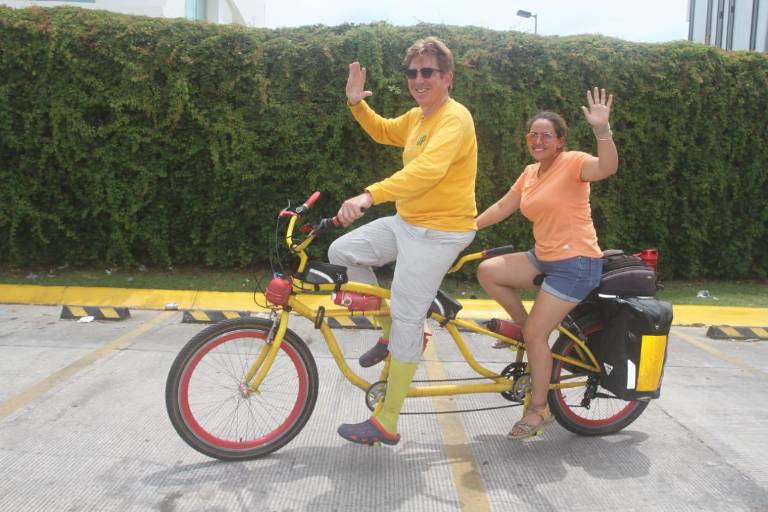 Viven su aventura por todo el País sobre su bicicleta tándem