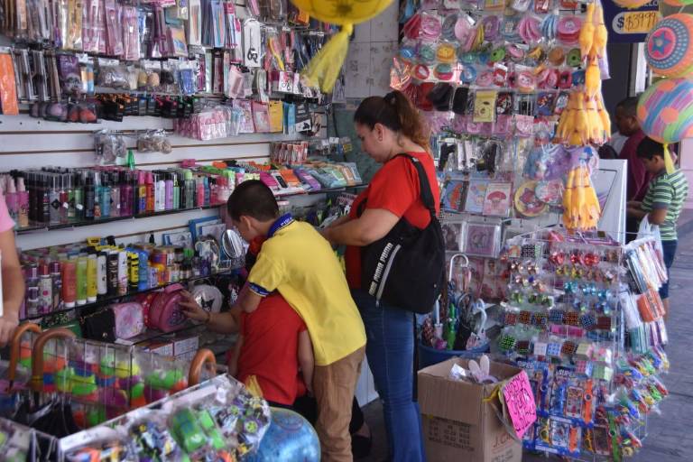 Listo el centro de Culiacán con venta de artículos previo al festejo del Día del Niño