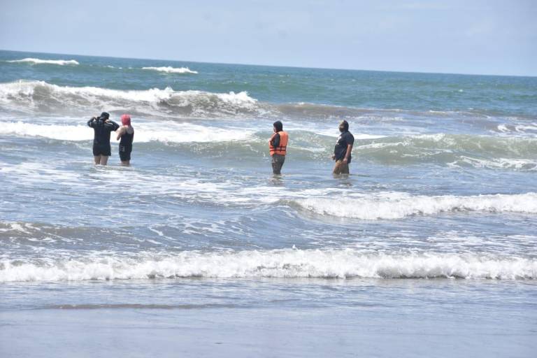 Rescatan a hombre que se ahogaba en playa de Ponce, en Eldorado