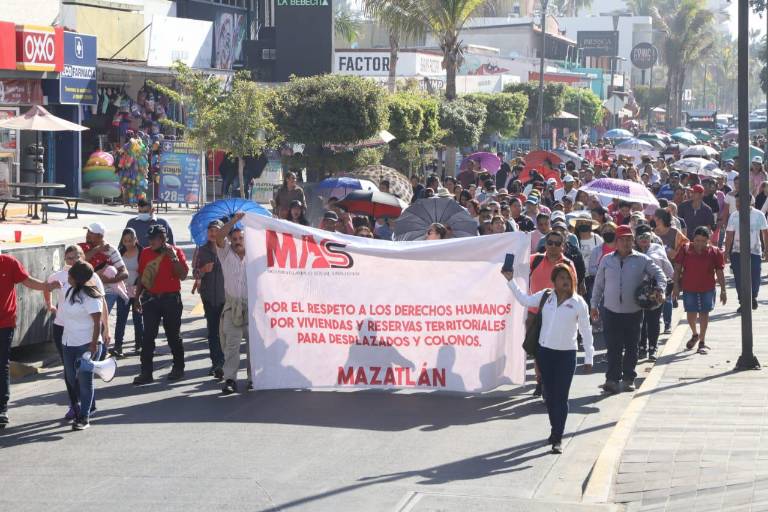 Desplazados del sur de Sinaloa marchan para exigir vivienda