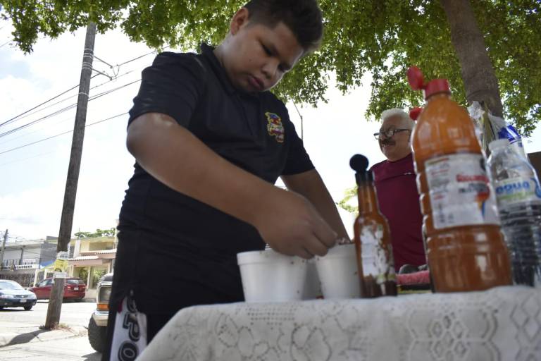 ‘El Marisquerito de Culiacán’, el niño de 13 años que se viralizó por su talento para preparar ostiones y patas de mula