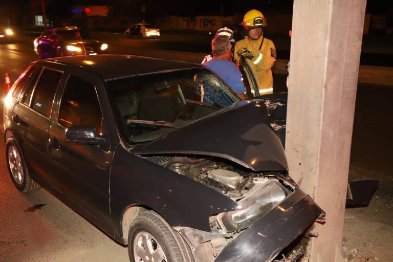 Auto choca contra poste en paso superior de El Conchi, en Mazatlán