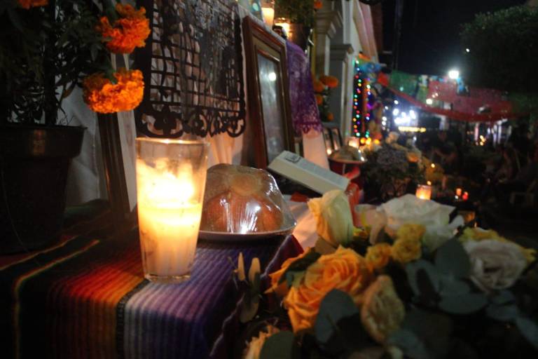 El Callejón 22 de diciembre, en Rosario, realiza su tradicional velada de altares de muertos